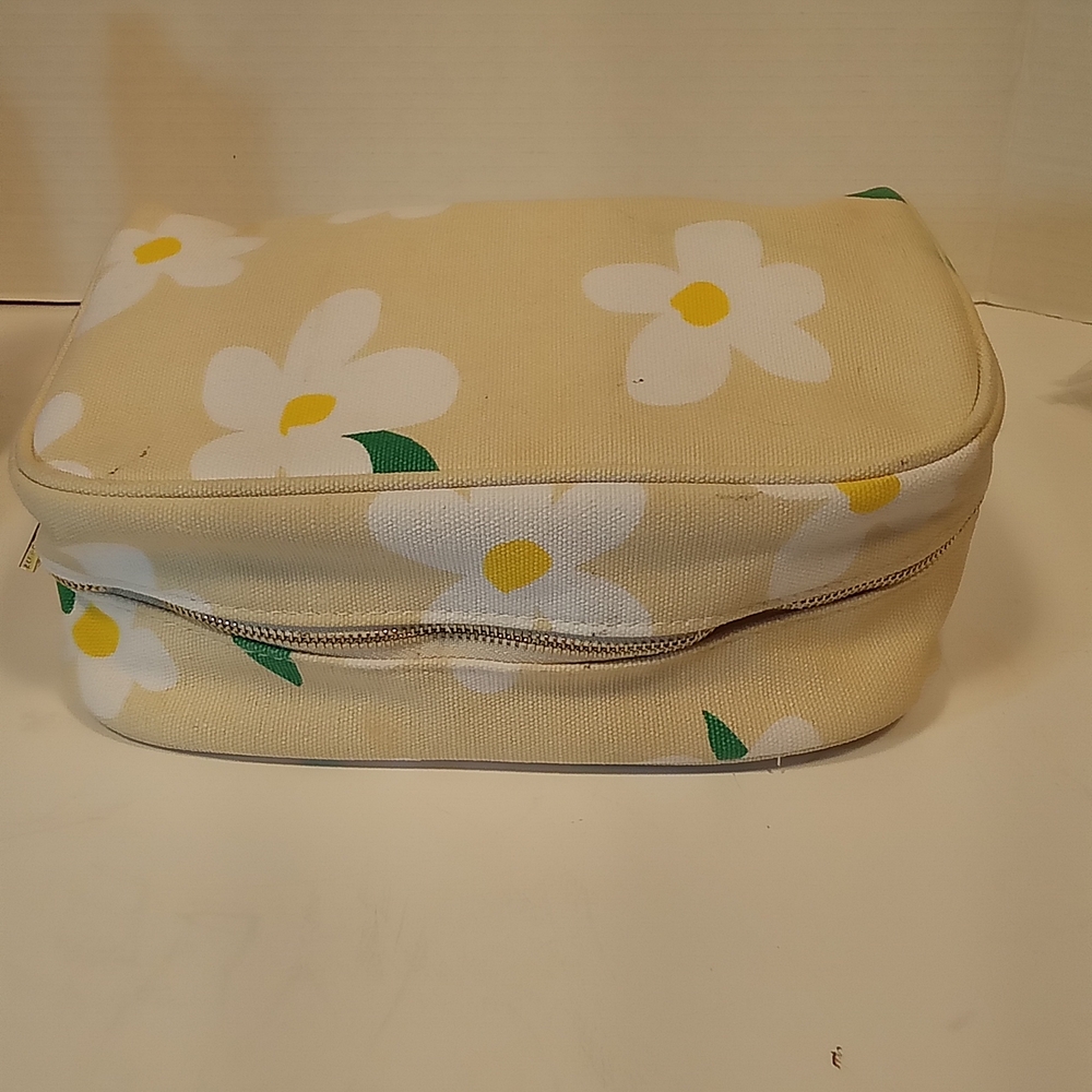 Marc Jacobs Floral Pouch, Daisy, Cosmetics, Travel, Overnight, Pencil Pouch, - Picture 3 of 9
